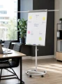 Flipchart mobilny suchościeralny magnetyczny 68x105xh220 cm z rozkładanymi ramionami MemoBe  - Przestrzeń konferencyjna z tablicą flipchart